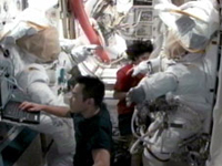 EMUの準備を行う星出（手前）、ウィリアムズ（奥）両宇宙飛行士