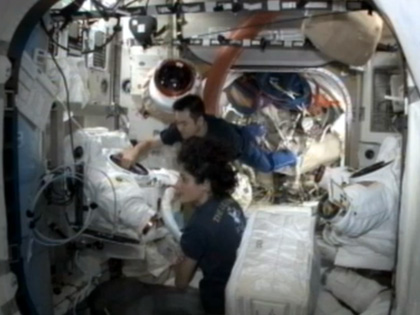 「クエスト」（エアロック）で船外活動の後作業を行う星出、ウィリアムズ両宇宙飛行士