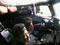SSRMSを操作する星出、ウィリアムズ両宇宙飛行士（出典：JAXA/NASA）