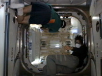 カプセル（与圧部）内へ入室する星出、ウィリアムズ両宇宙飛行士（出典：JAXA/NASA）