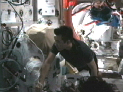 EVAの準備を行う星出宇宙飛行士（10月17日）（出典：JAXA/NASA）