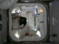 ドラゴン補給船運用1号機への回収品の積込み作業を行う星出宇宙飛行士（出典：JAXA/NASA）