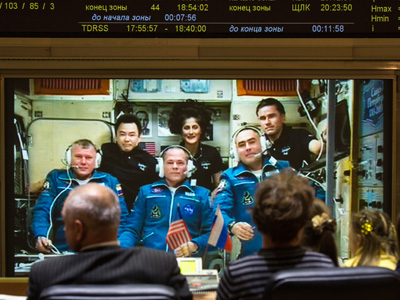 ロシアの宇宙飛行管制センターと交信を行う星出宇宙飛行士ら6名体制となったISS長期滞在クルー（出典：JAXA/NASA/Bill Ingalls）