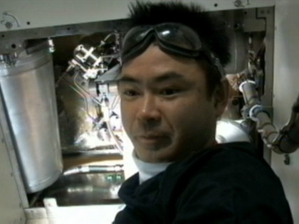 写真：WHCの故障修理を行う星出宇宙飛行士