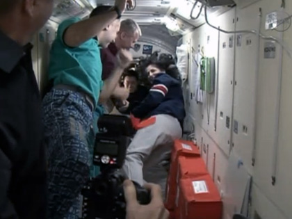 写真：ISSを退室し、ソユーズ宇宙船（31S）に乗り込む星出宇宙飛行士ら
