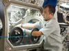 画像：野口宇宙飛行士、「きぼう」船内実験室内の機器の梱包作業などを実施ページへリンク