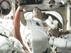 画像：野口宇宙飛行士、船外活動ユニットのメンテナンス作業などを実施ページへリンク