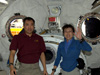 画像：野口宇宙飛行士、ディスカバリー号のクルーとの共同作業開始ページへリンク