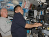 ISSのロボットアーム（SSRMS）を操作する若田宇宙飛行士（手前）