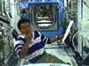 船内実験室の中で宇宙連詩を詠む若田宇宙飛行士 