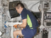 軌道上加速重量計測実験（SLAMMD）の作業を行う若田宇宙飛行士 