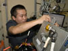 制振装置付きトレッドミル（TVIS）のメンテナンス作業を行う若田宇宙飛行士 