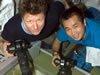 地球観測を行う若田（右）、パダルカ（左）宇宙飛行士 