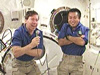 交信イベントに参加する若田（右）、バラット（左）宇宙飛行士 