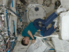 「きぼう」船内実験室のラックから収納バッグを引き出す若田宇宙飛行士