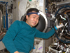 燃焼実験ラック（CIR）の作業を行う若田宇宙飛行士 