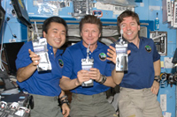 再生水を手にする若田宇宙飛行士ら第19次長期滞在クルー 