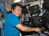 ISSのロボットアーム（SSRMS）を操作する若田宇宙飛行士 