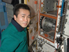 細胞培養装置（CBEF）で作業をする若田宇宙飛行士