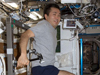 自転車エルゴメータ（CEVIS）で運動する若田宇宙飛行士 