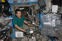 内部熱制御系（ITCS）に冷却水の補充作業を行う若田宇宙飛行士