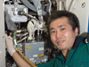 酸素生成システムをメンテナンス中の若田宇宙飛行士
