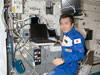 「きぼう」ロボットアーム操作卓で作業する若田宇宙飛行士