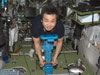 体重を測定する若田宇宙飛行士