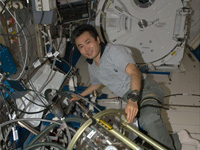 「きぼう」船内実験室で冷却水充填作業を行う若田宇宙飛行士
