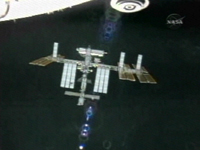 写真：分離後のエンデバー号から見たISS
