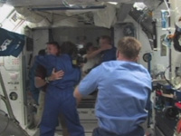 写真：ISSに入室するSTS-126クルーと歓迎するISS長期滞在クルー