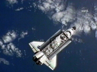写真：ISSに接近するアトランティス号