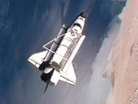 写真：ISSから分離したディスカバリー号