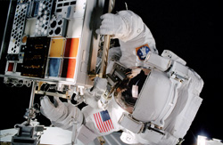 MISSEの取付けの様子（STS-105（7A.1）ミッション）
