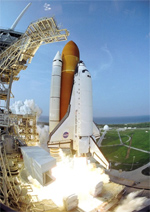 写真：スペースシャトル「エンンデバー号」。より大きな写真へ。