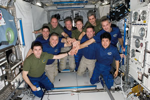 STS-123クルー／ISS全員での記念撮影（STS-123ミッション）（提供：NASA）