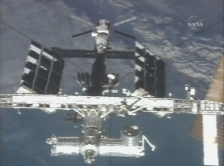 写真：飛行12日目、分離後のディスカバリー号から撮影されたISSと「きぼう」日本実験棟（中央下右側）（提供：NASA）