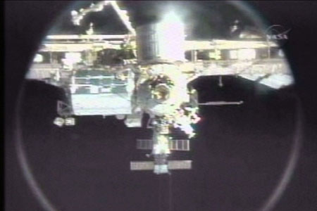写真：ISSから遠ざかるエンデバー号からの映像