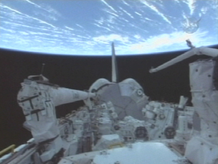 写真：機体の損傷点検に備えたスペースシャトルのロボットアーム（SRMS）の準備