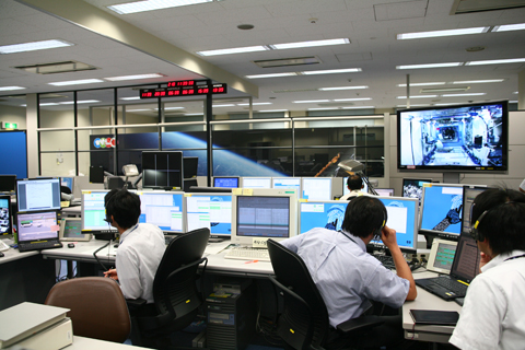 筑波宇宙センター（TKSC）内のユーザ運用エリア（UOA）で作業中の実験運用管制員