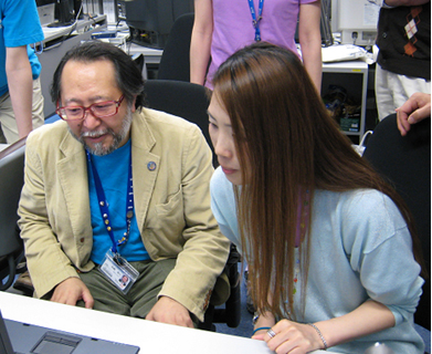 Professor Majima and Instructor Hiroko Inukai monitoring the experiment from the User Operations Area (UOA) at TKSC