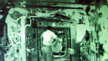 マトリョーシカファントムを「きぼう」から取り外し、移設するパオロ・ネスポリ宇宙飛行士（出典：JAXA）