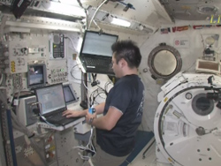 Hoshide is preparing for deployment （JAXA/NASA）