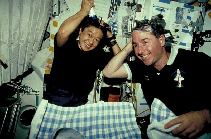 astronautas brushing astronauts iss station lavan waterless mukai chiaki outer