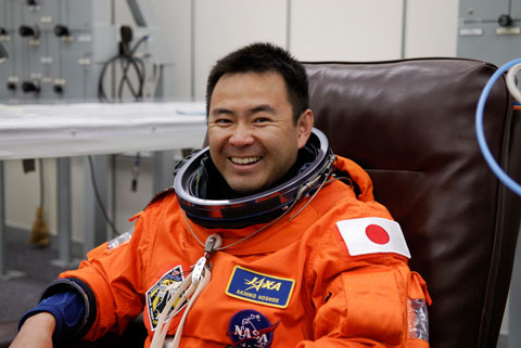 写真：射点に向かう前に与圧服（オレンジスーツ）を着用する星出宇宙飛行士