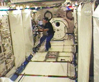 船内実験室で作業を行うグレゴリー・シャミトフ宇宙飛行士（提供：NASA）