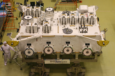筑波宇宙センター（TKSC）宇宙ステーション試験棟内の船外実験プラットフォーム