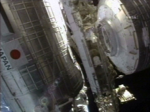 写真：船内実験室（左下）へ移設される船内保管室（右上）（提供：NASA）