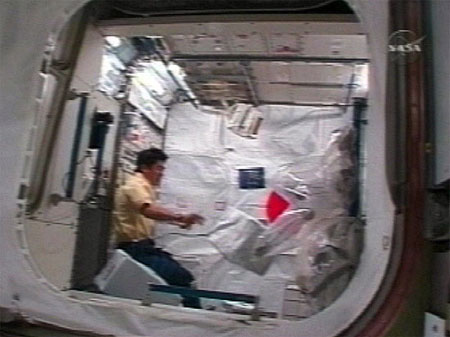 写真：船内保管室内で作業する土井宇宙飛行士