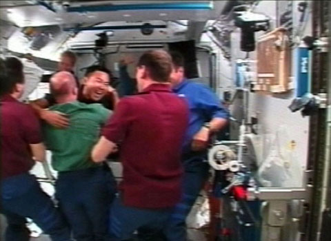 写真：ISSに入室し抱き合う星出宇宙飛行士ら1JクルーとISS長期滞在クルー（提供：NASA）